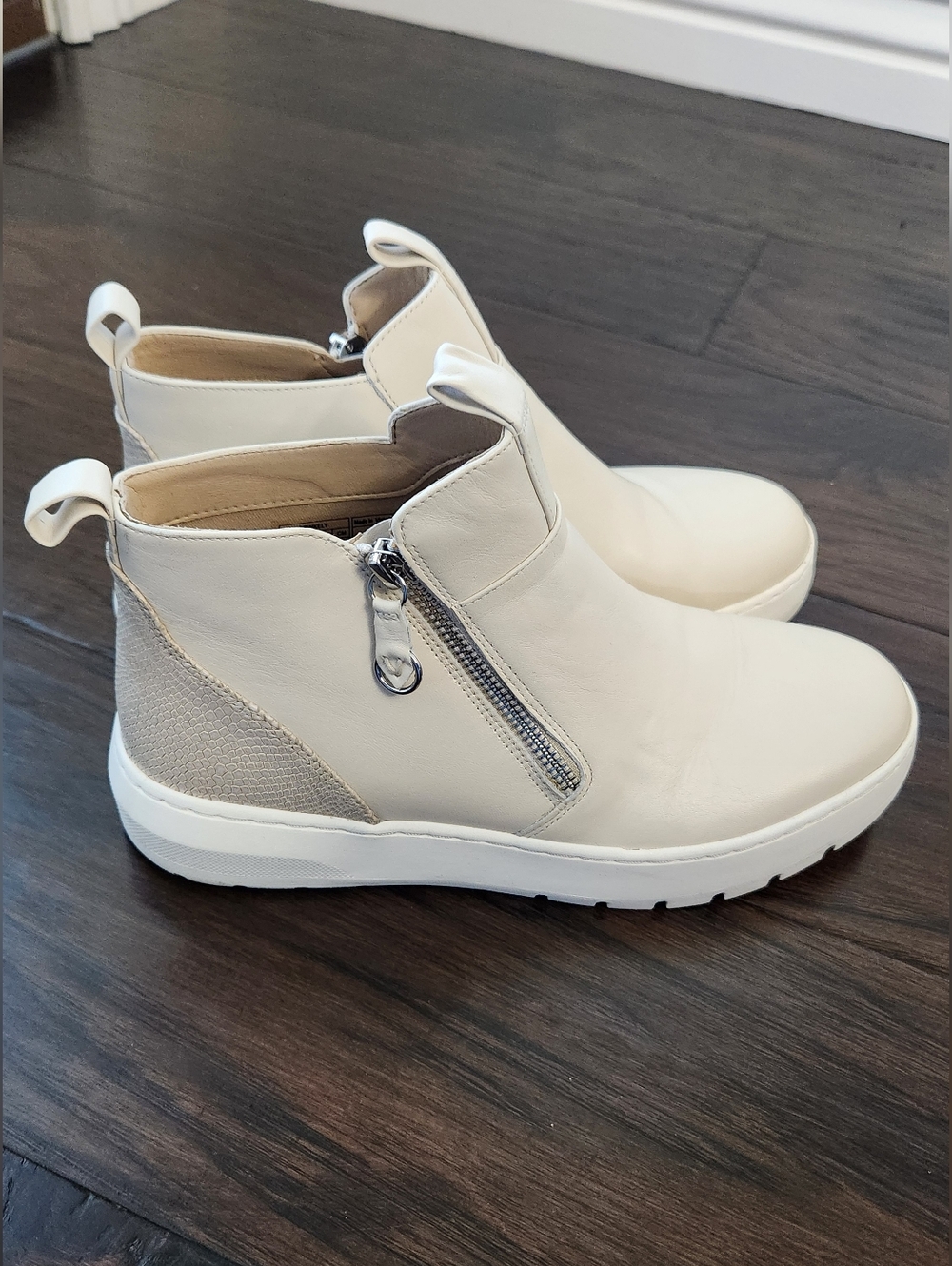 Vionic Womens Cream Leather Brinkley ankle boots Size 8 M.